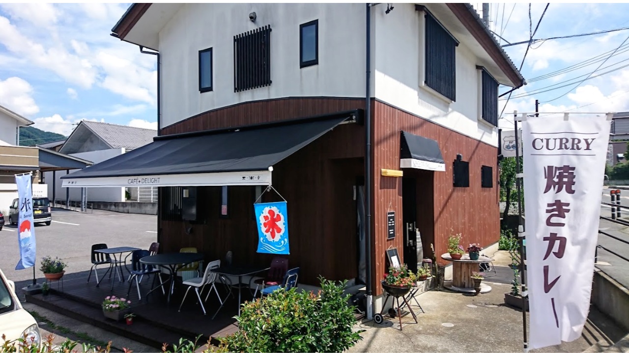 小布施の焼きカレー専門店＆ダイニング Café+ Delight お店の入り口と看板