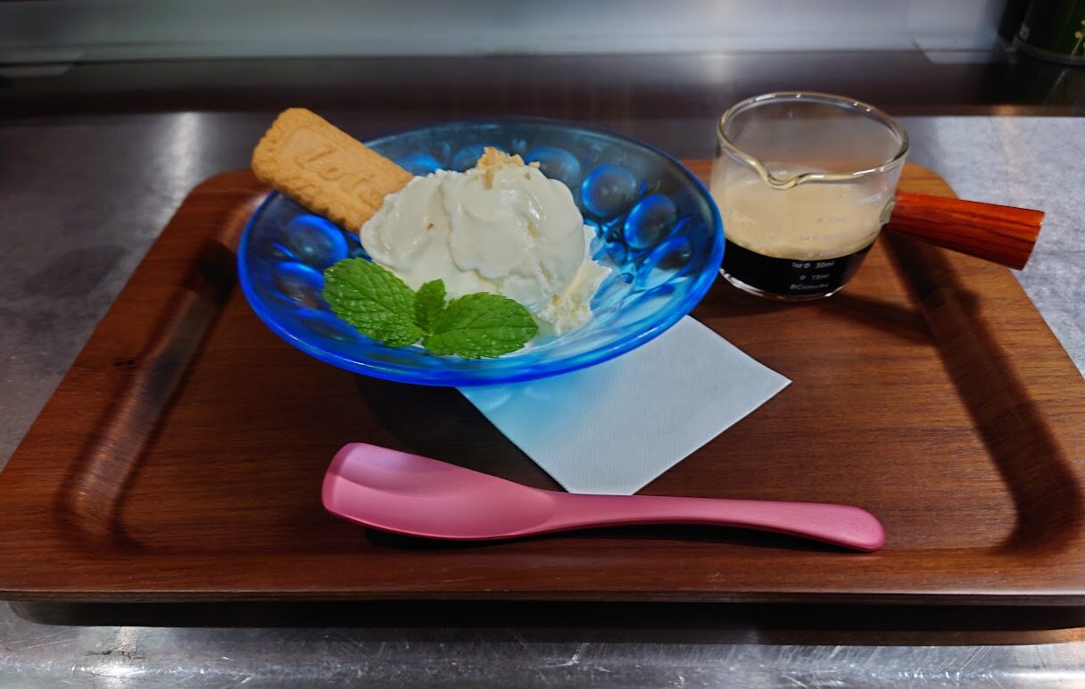 小布施のカフェ Café+ Delightのデザート｜illyエスプレッソをかけて楽しむアフォガード