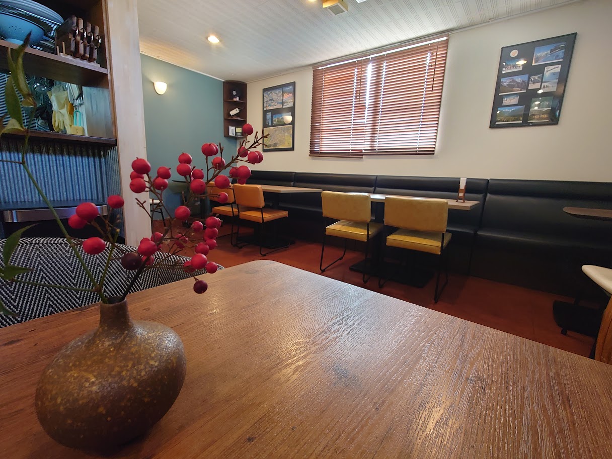 店内のゆったりとした時間を演出する、こだわりのインテリアと季節の植物