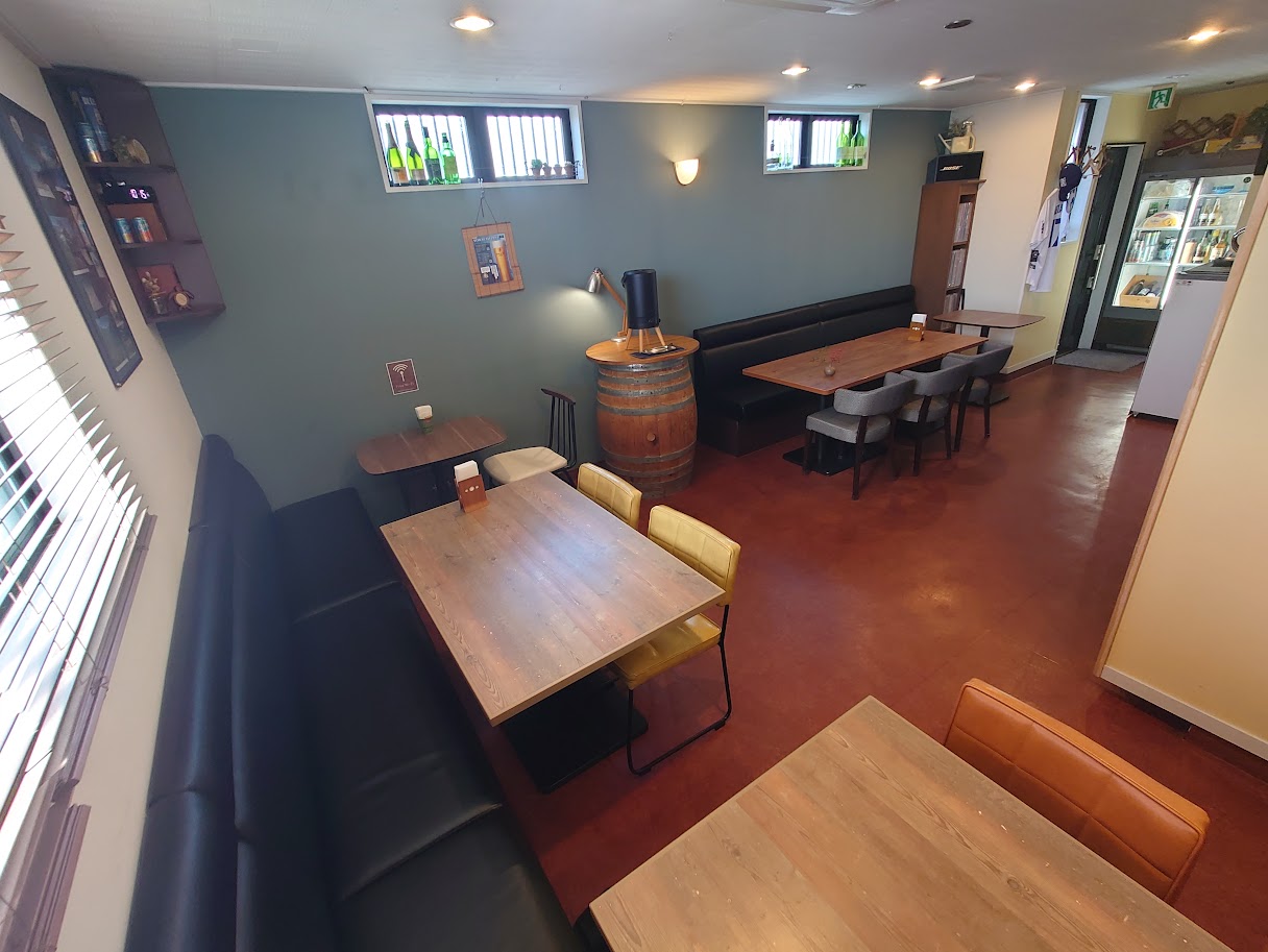 ミッドセンチュリースタイルの家具を配置した、小布施 Cafe+ Delightの落ち着いた店内全景