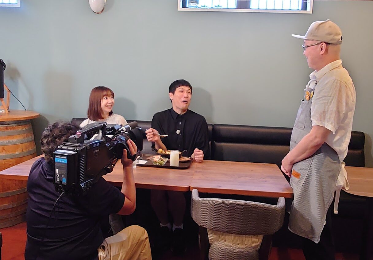 小布施 Café+ Delightのテレビ番組取材風景（焼きカレー）