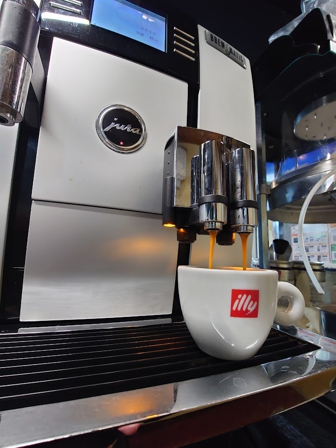 JURA社製マシンから抽出される、香り高いillyのエスプレッソ