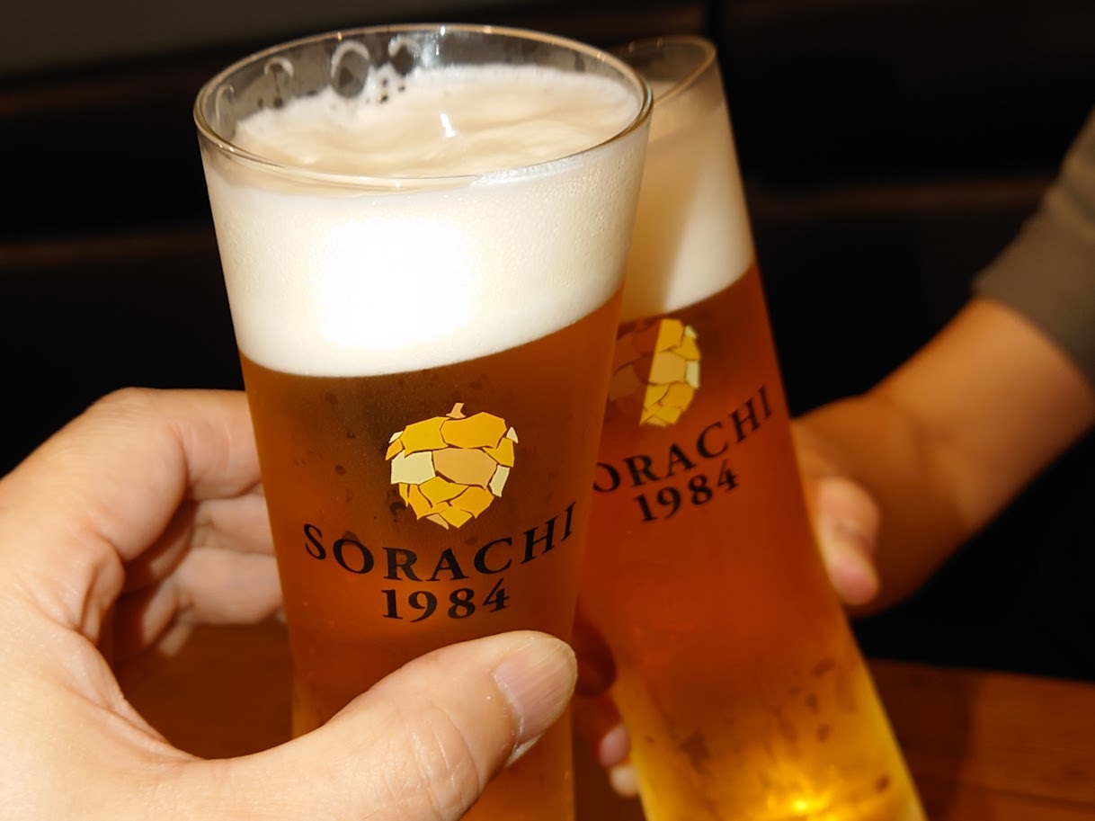 小布施の夜を楽しむ大人のバータイム。伝説のホップ・SORACHI 1984（クラフトビール）で乾杯
