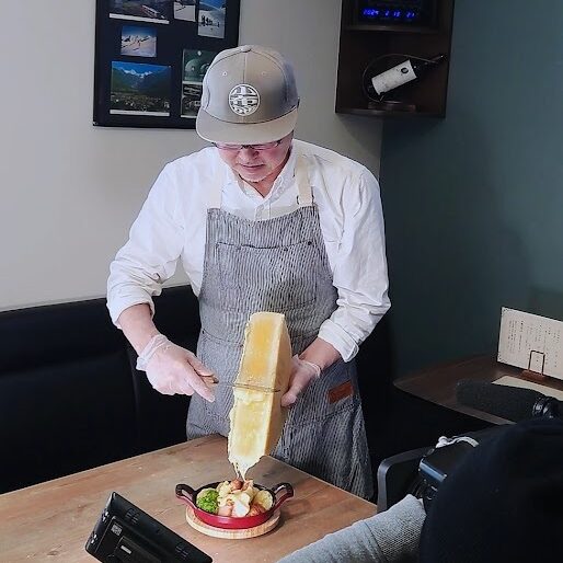 小布施のディナーで楽しむ本場ラクレットチーズを削る様子