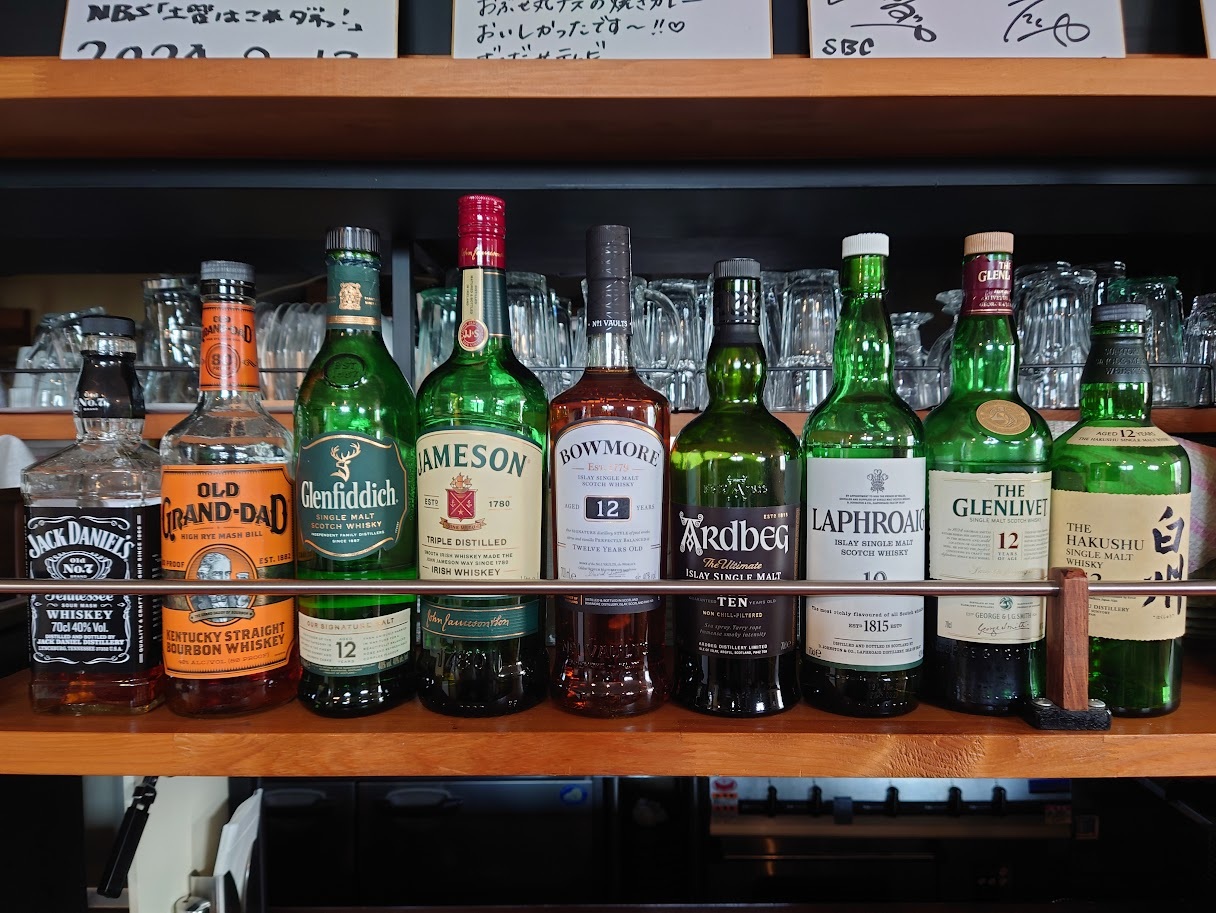 小布施Cafe+ Delightの威士忌ラインナップ。入手困難な白州、アードベッグ、ラフロイグ、ボウモア、ジェムソン、ジャックダニエルなどの銘酒