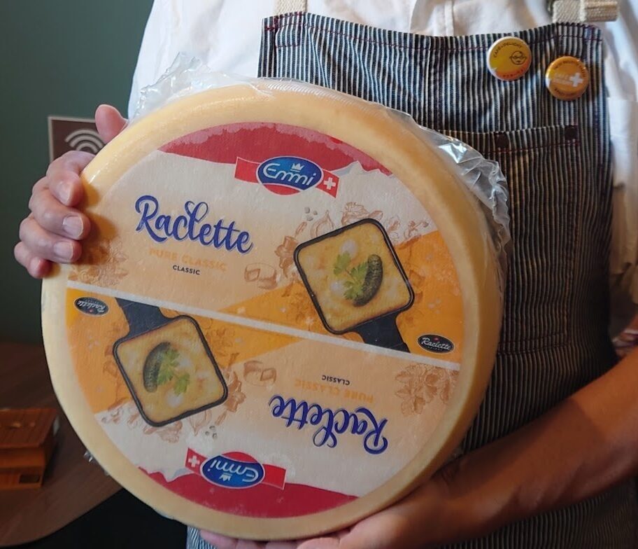 焼きカレーに使用するスイス産ラクレットチーズ